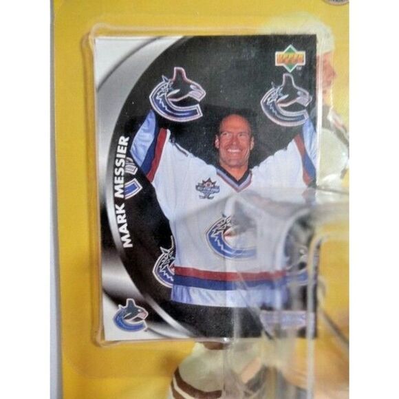 Kenner Mark Messier Canucks Starting Lineup Hockey Figurine Card Sport 1998 Gift - Picture 3 of 6